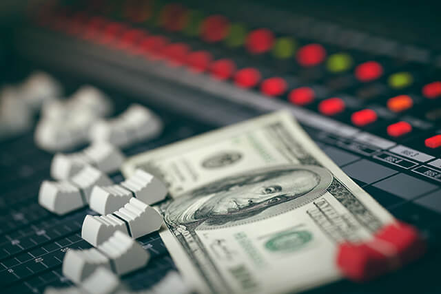 ¿Cómo obtiene ingresos una discográfica o editorial a través de la sincronización?