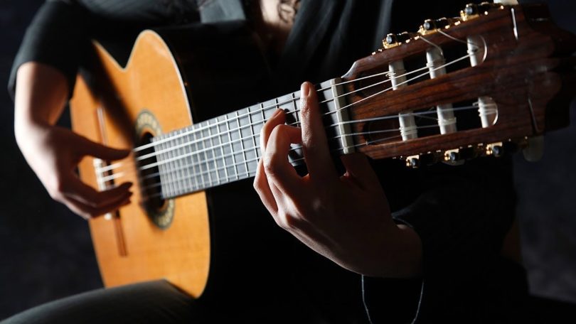 La guitarra acústica: Técnicas para tocar y ergonomía