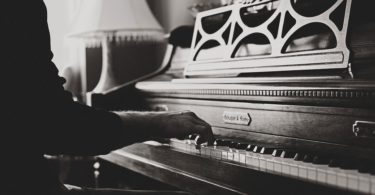 como aprender a tocar el piano de forma autodidacta