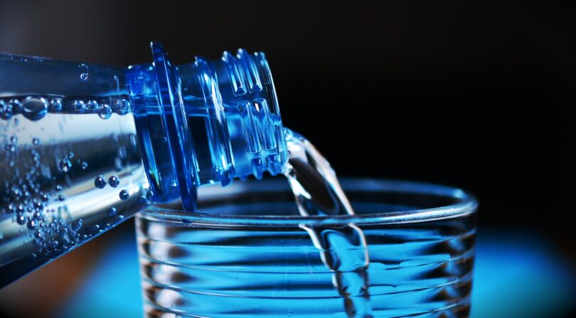 beneficios beber agua
